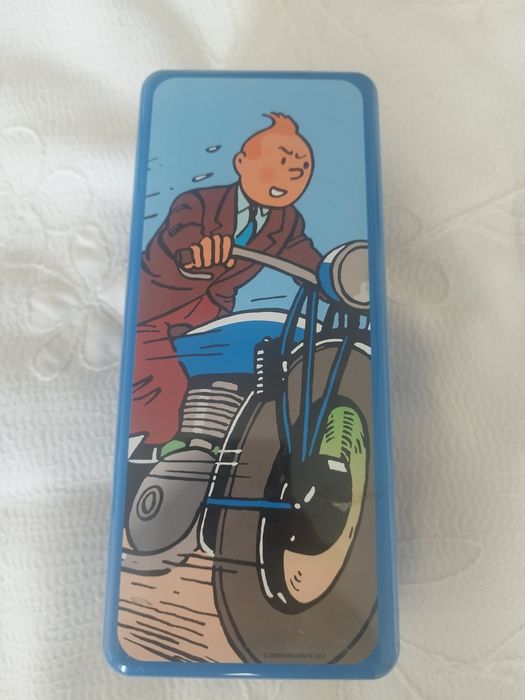 Caixa metálica com personagens da série de banda desenhada As Aventura