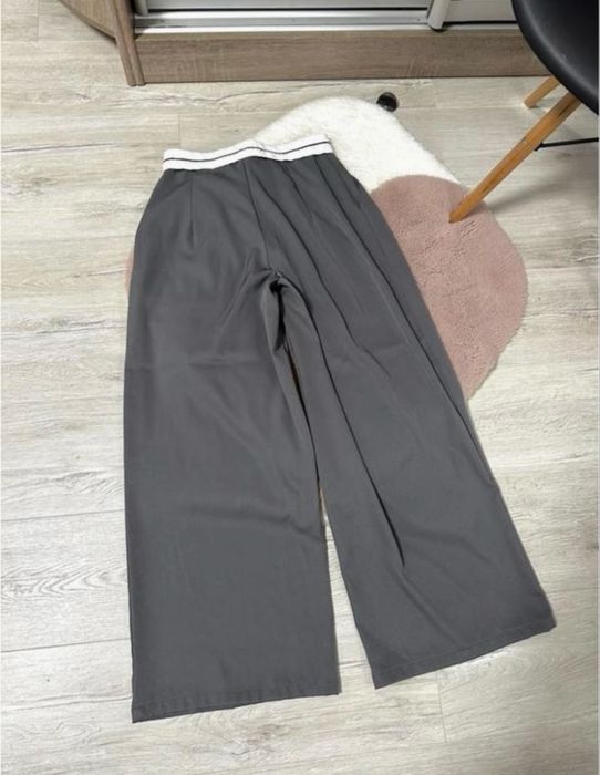 Класичні сірі брюки палаццо