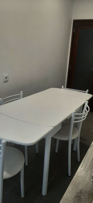 Mesa extensível com 4 cadeiras