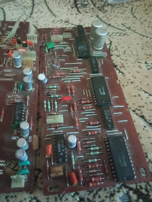 Продам пару плат з деталями.