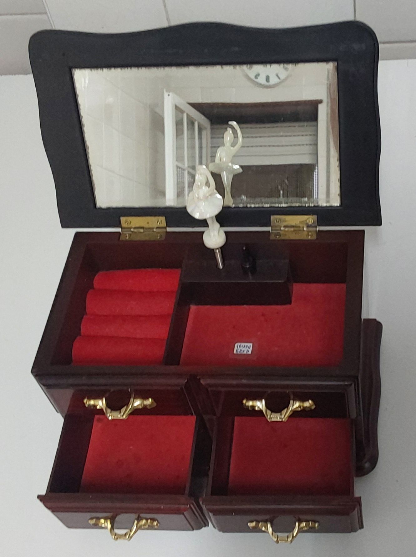 GUARDA JÓIAS ANTIGO,BAILARINA E MÚSICA. Sala,Quarto,Wc,Colecção.