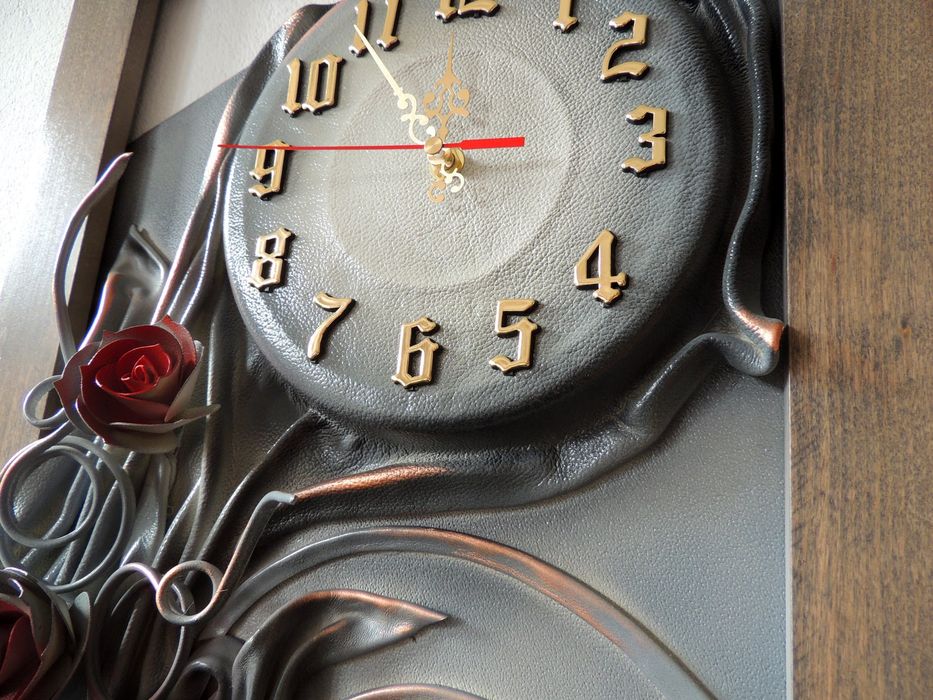 Stylowy zegar szara kolorystyka, czerwone róże, drewniana rama GRAWER
