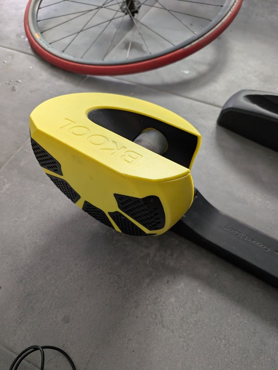Rolo de treino Bkool Smart Pro 2 com roda e cassete incluído