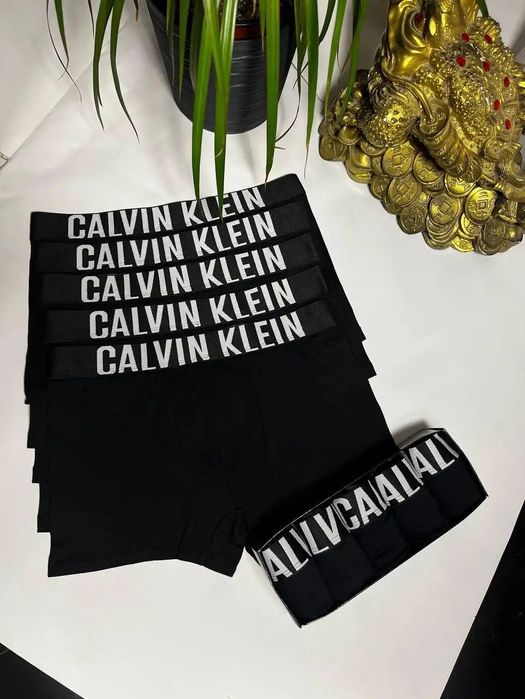 Zestaw 5 męskich bokserek w pudełku prezentowym.