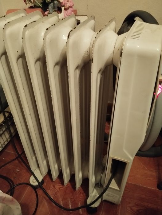 Aquecedor a óleo potente a funcionar muito bem