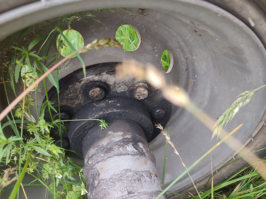 Skyjack oś z kołami wytrzymuje spokojnie 6 ton (przyczepa wywrotka wóz