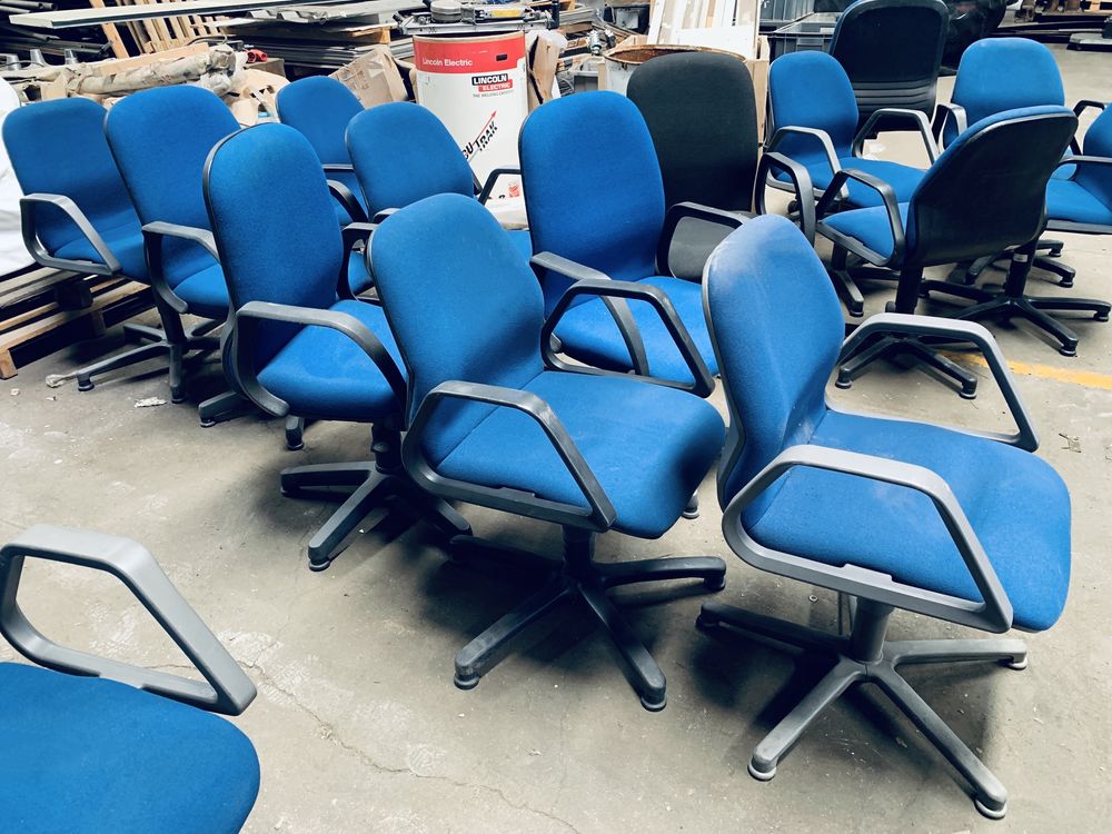 Cadeiras de escritório giratórias, com braços.