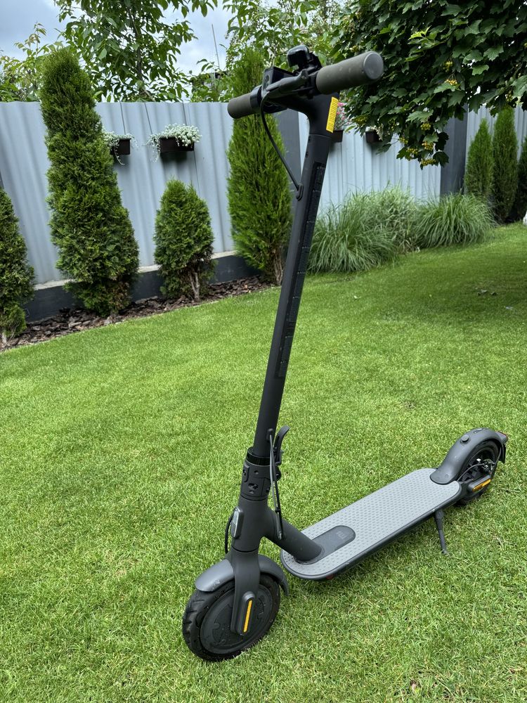 Електросамокат Xiaomi Mi Electric Scooter Essential 2021