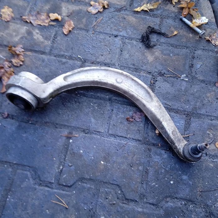 Wahacz lewy A4 B9 8W0407695B