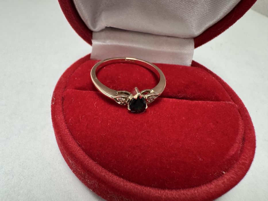 Золота каблучка 585 проби з сапфіром і діамантами