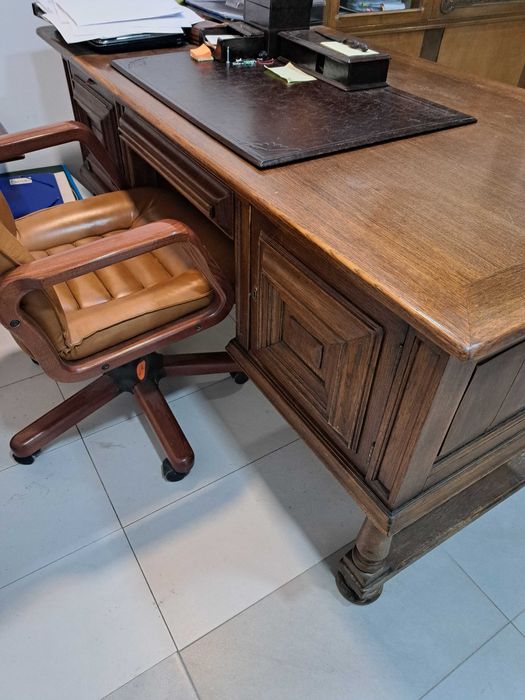 Stare dębowe biurko.