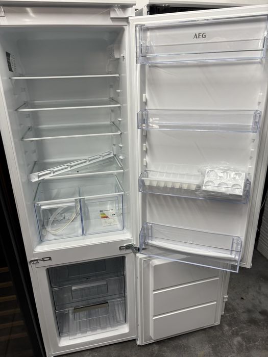 Вбудований/встраиваемый холодильник AEG –No Frost,( А051203) НОВИЙ