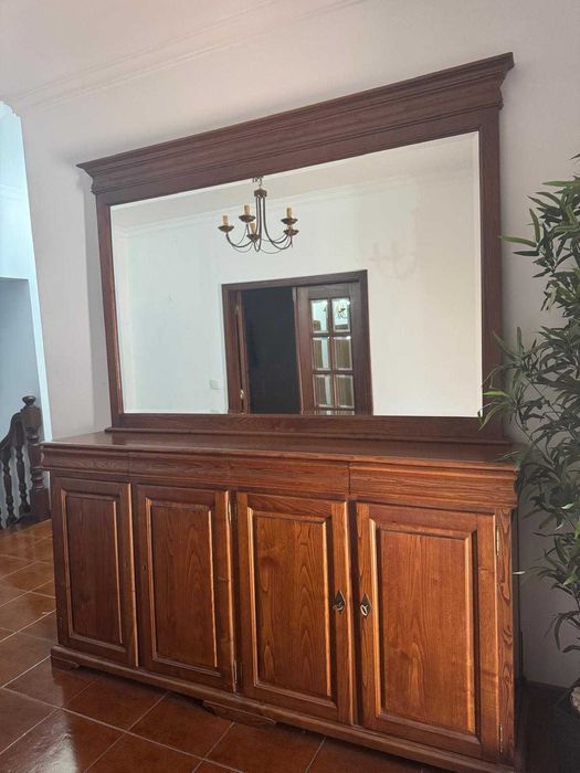 Armário de madeira com espelho grande