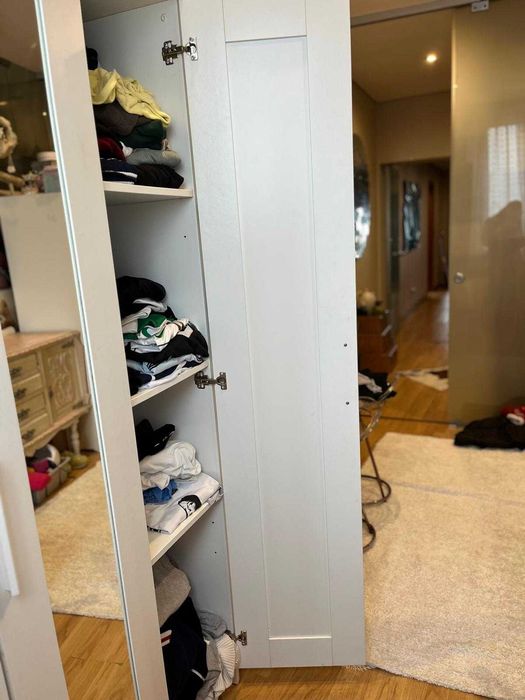 Roupeiro quarto branco com 3 portas