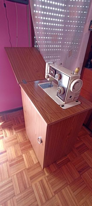 Maquina costura com movel elétrica