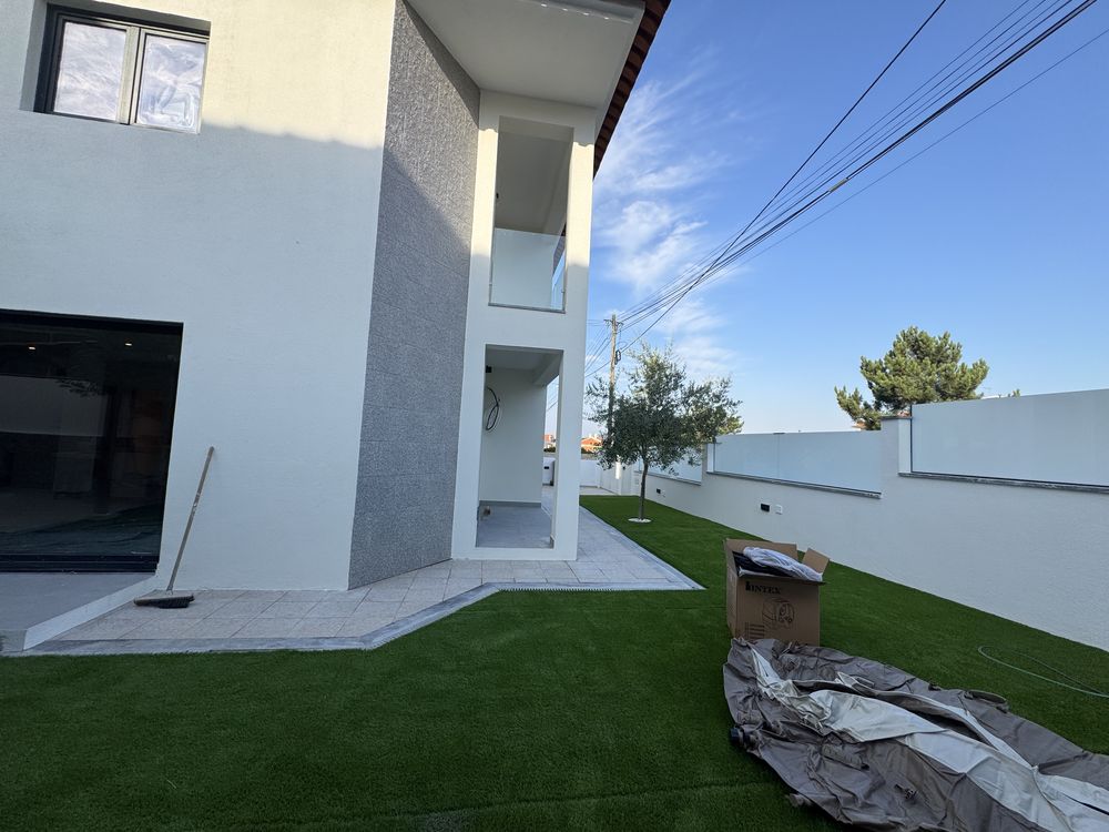 Moradia T4 nova com Jacuzzi, jardim privado e acabamentos de luxo