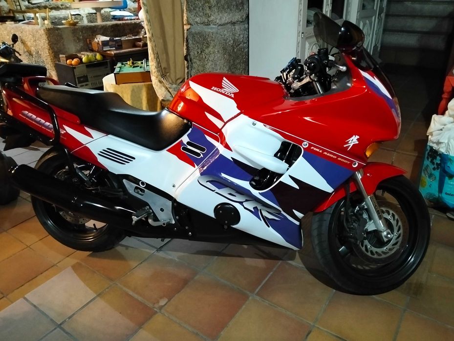 CBR 1000F como nova