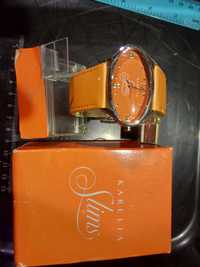Женские ручные Часы коробка подставка оранжевые.
