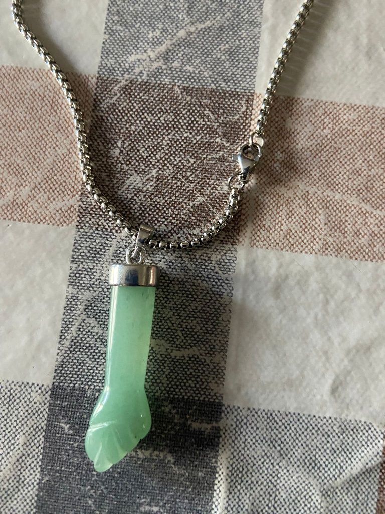 Colar com mão soco em cor verde ( Portes grátis)