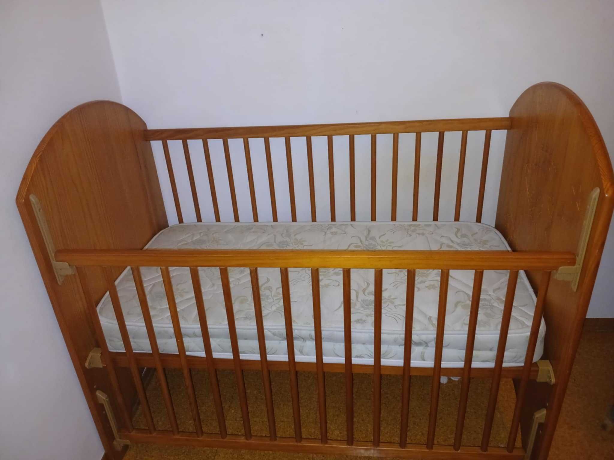 Quarto para bebé com berço de cerejeira da Trama