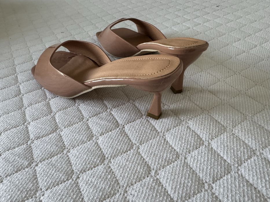 Brazowe klapki na szpilce