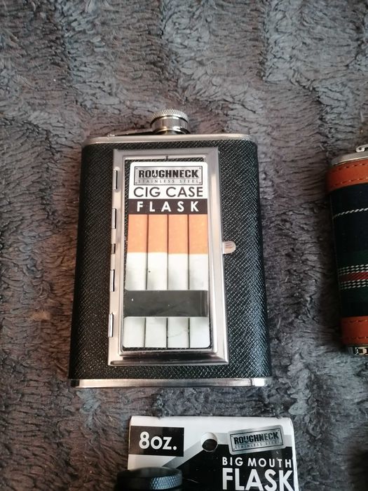 Piersiówki z papierośnicami lub bez. Do wyboru