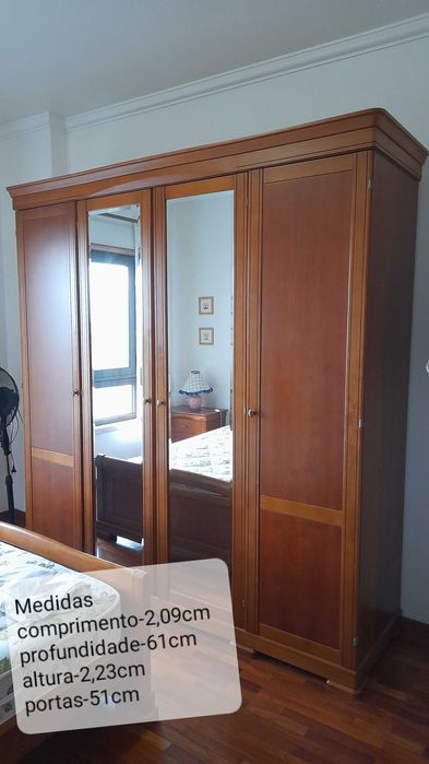Vendo roupeiro em madeira cerejeira em bom estado