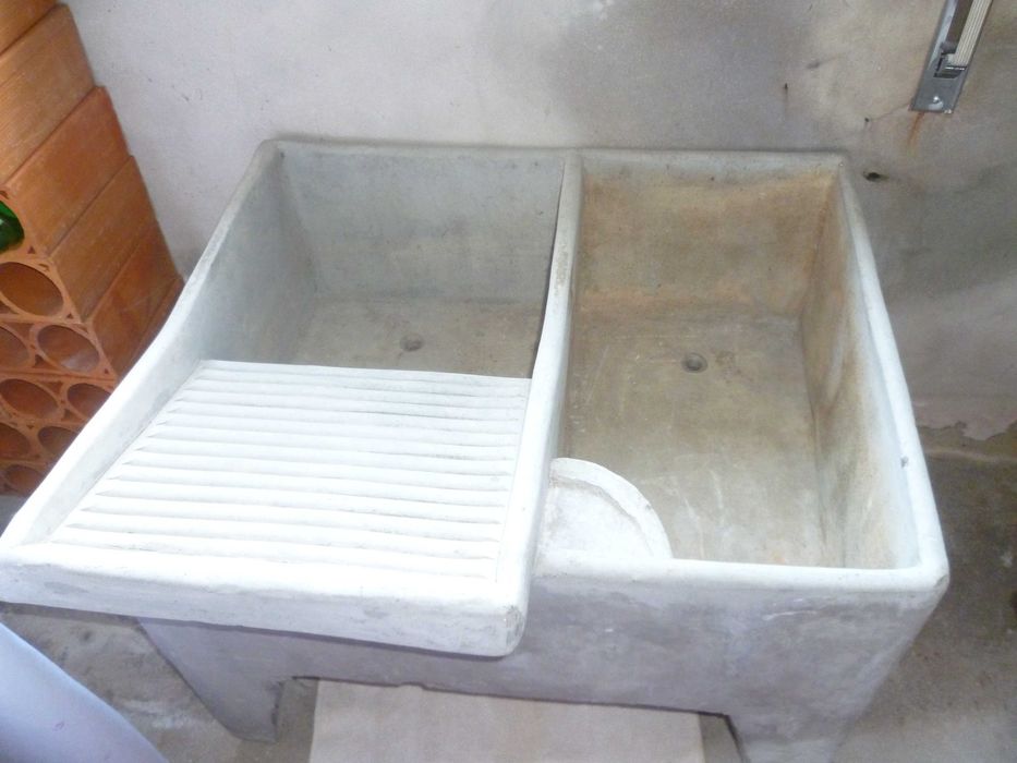 URGENTE Tanque duplo em cimento para lavar roupa  quase como NOVO