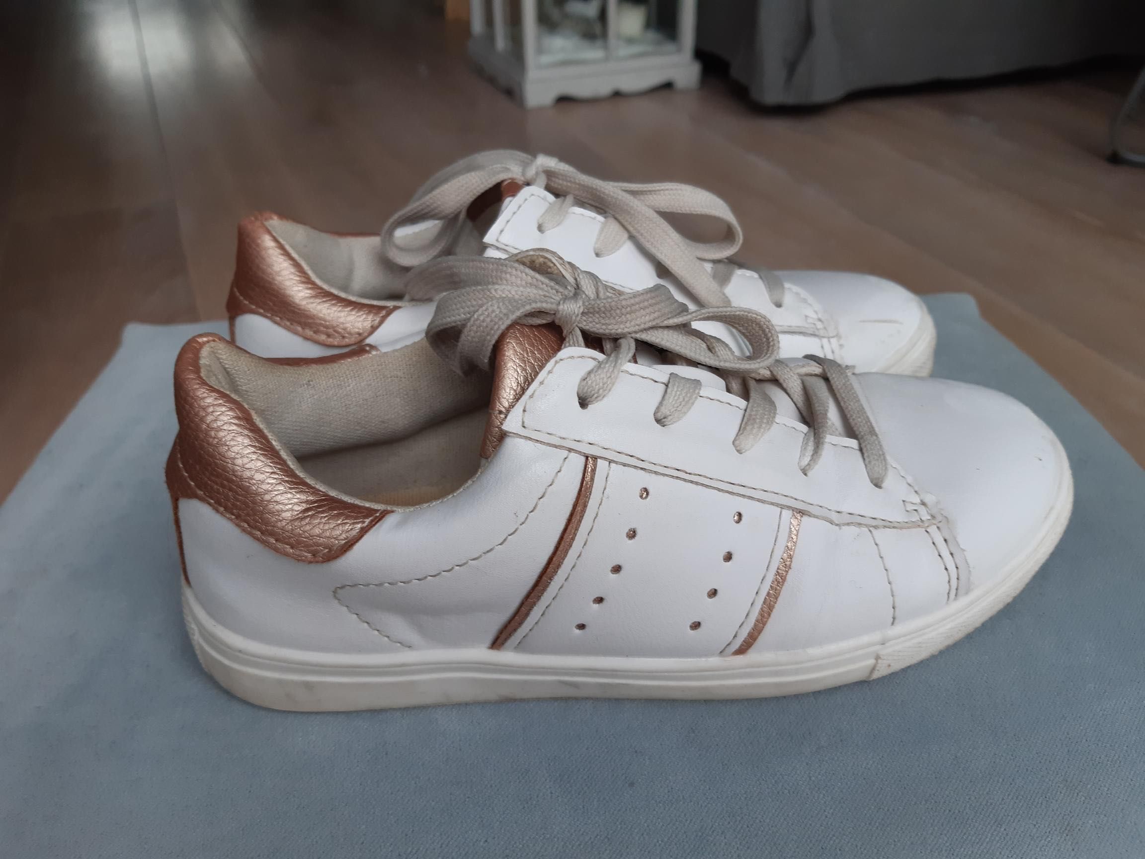 Buty sportowe, typu adidasy, białe, 33