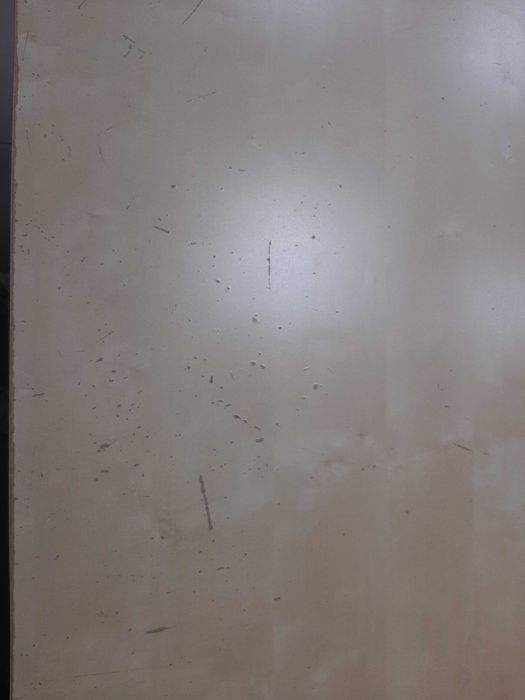 Módulo de 2 secretárias e 2 estantes Ikea com marcas de uso