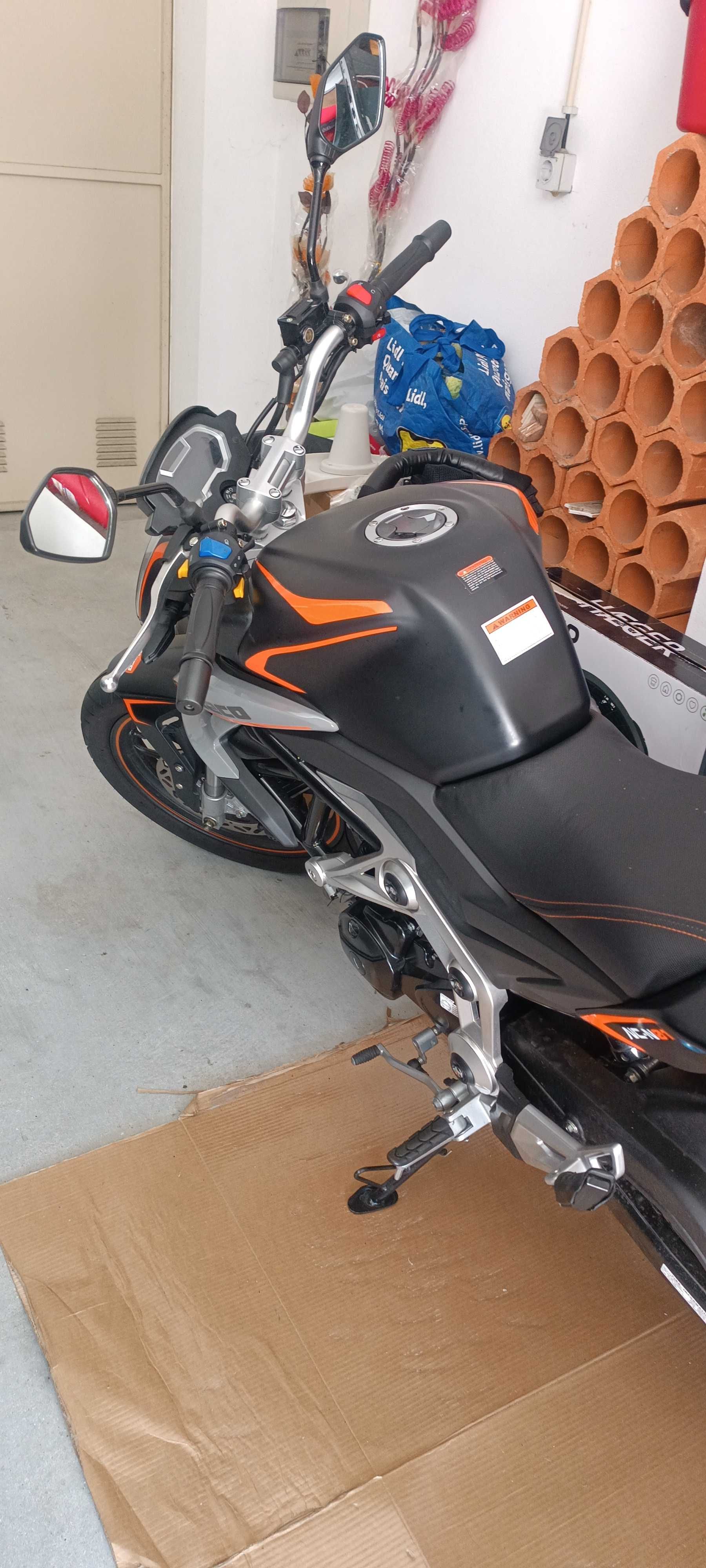 Mota 125cc com 1 ano de uso