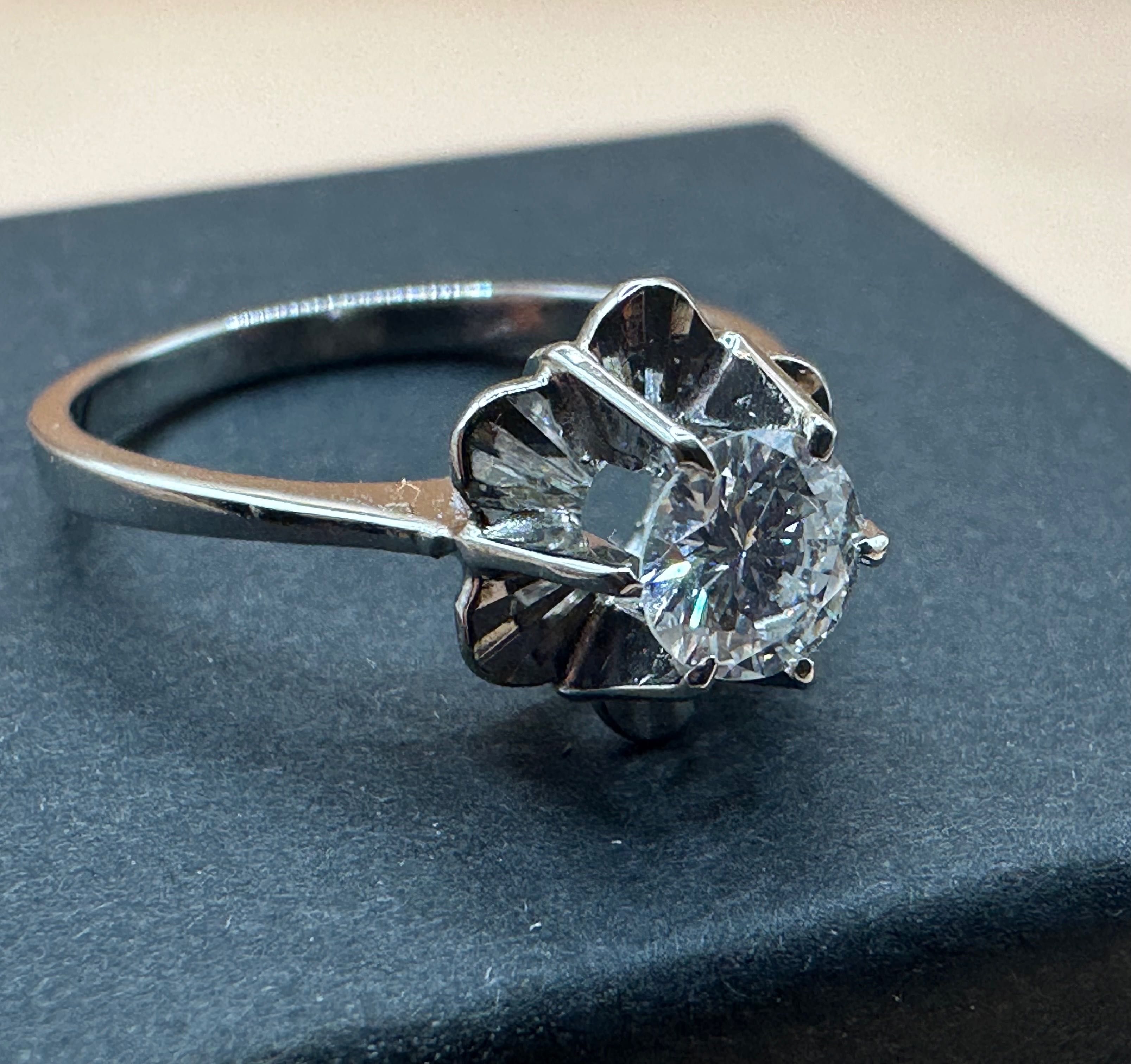 Золотое кольцо с крупным бриллиантом 0,5 карат