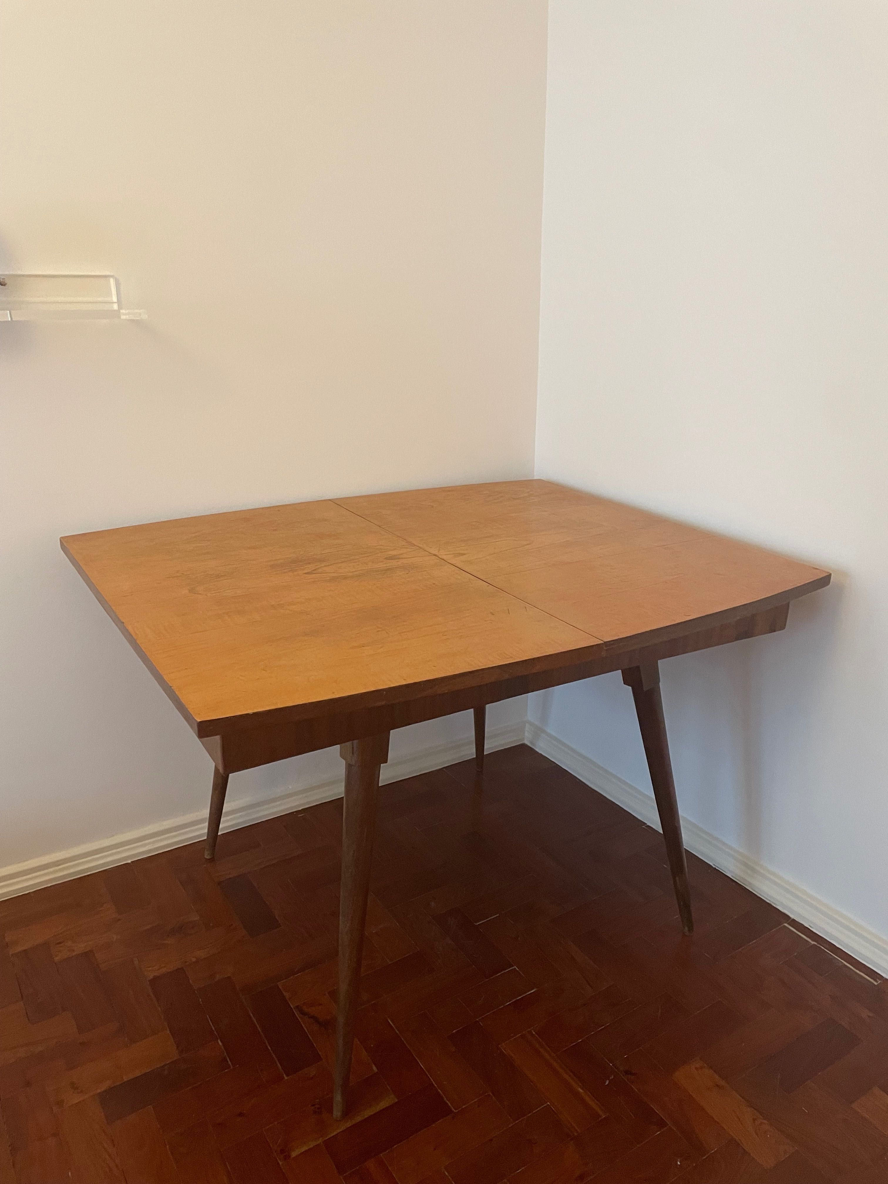 Mesa de jantar pés de palito