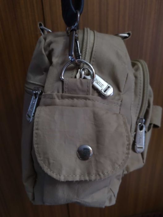 SUPER CENA Beżowa torebka Hucu Vip marki TIBIGAO 28,5x19x10 cm lekka