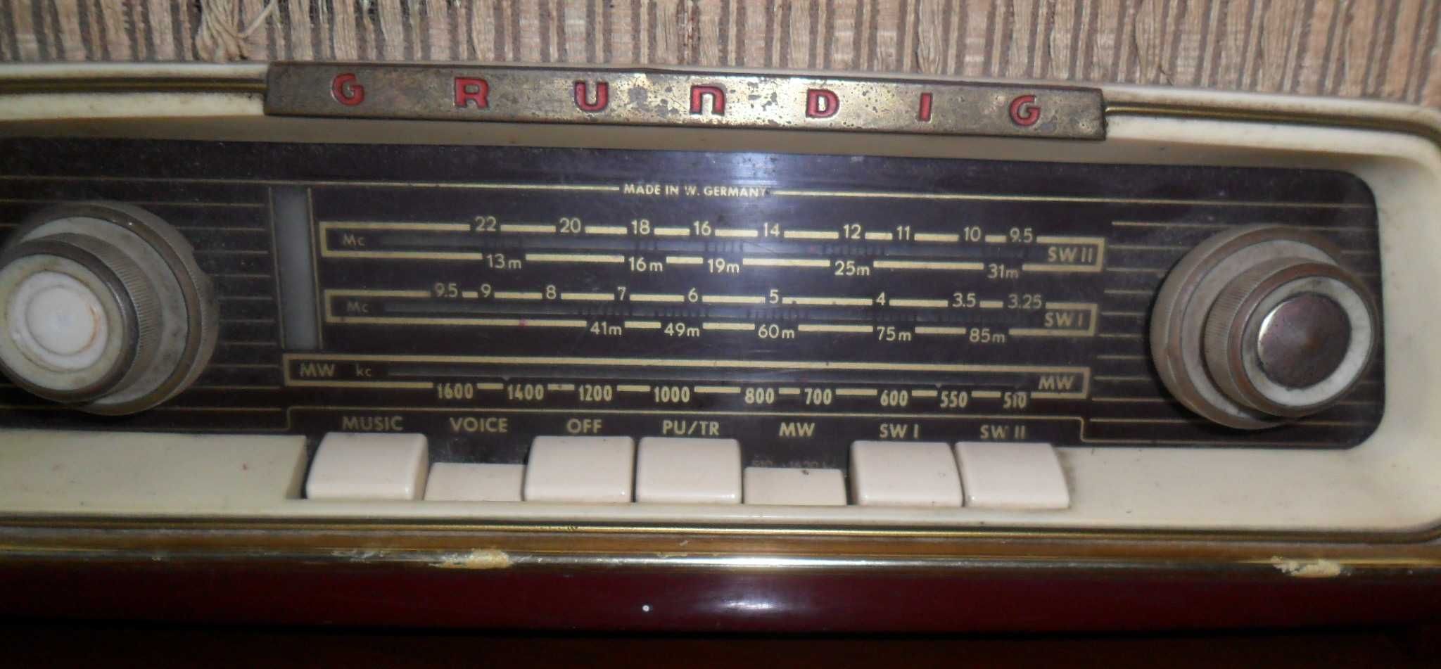 Rádio antigo Grundig a funcionar