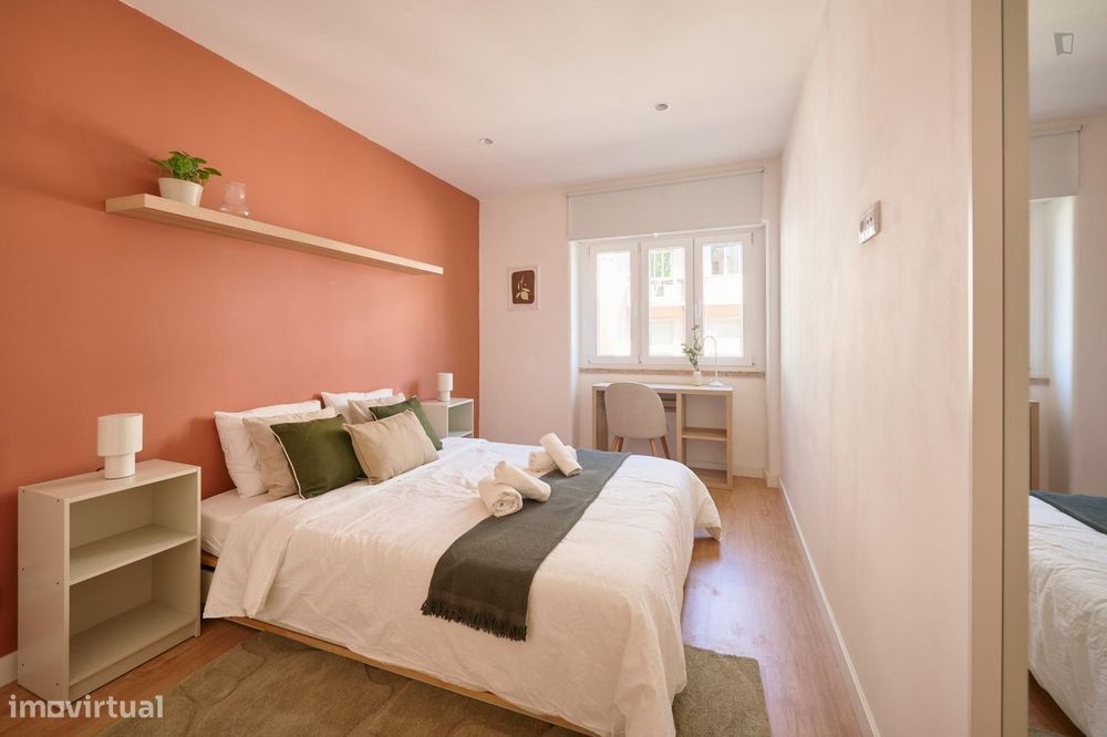 800151 - Quarto com cama de casal em...