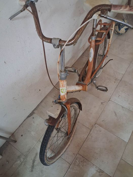 Bicicleta antiga dobrável para restauro completo