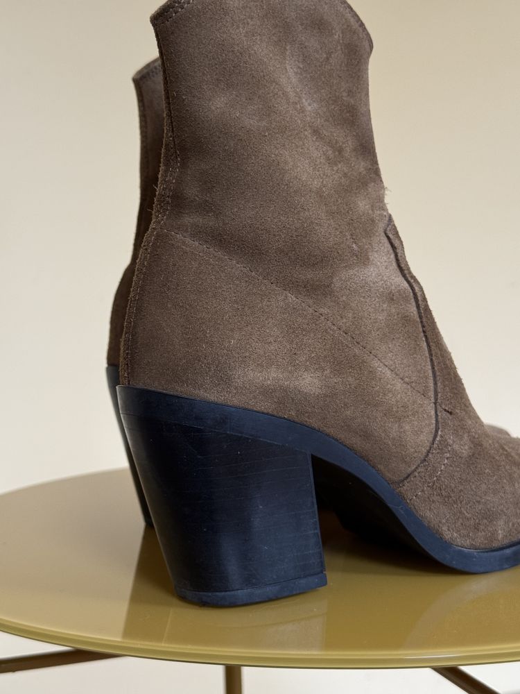 Казаки Zara з натуральної шкіри