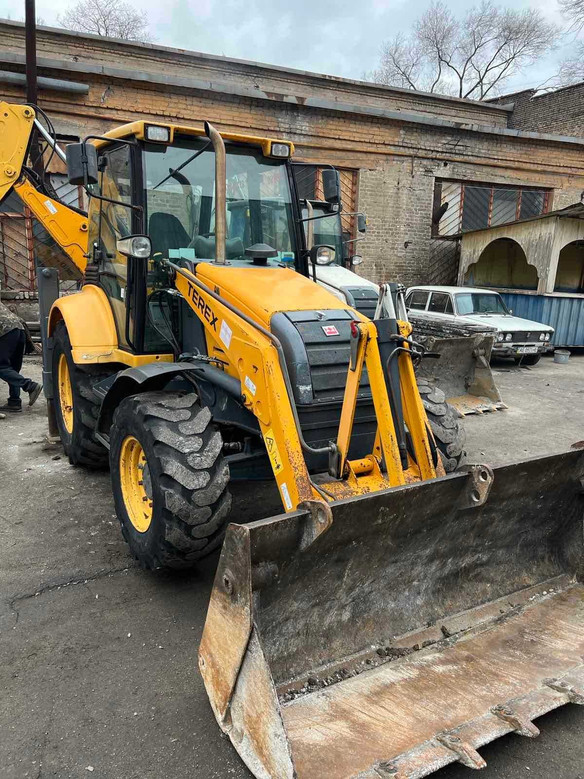 экскаватор-погрузчик з гідромолотом TEREX-860