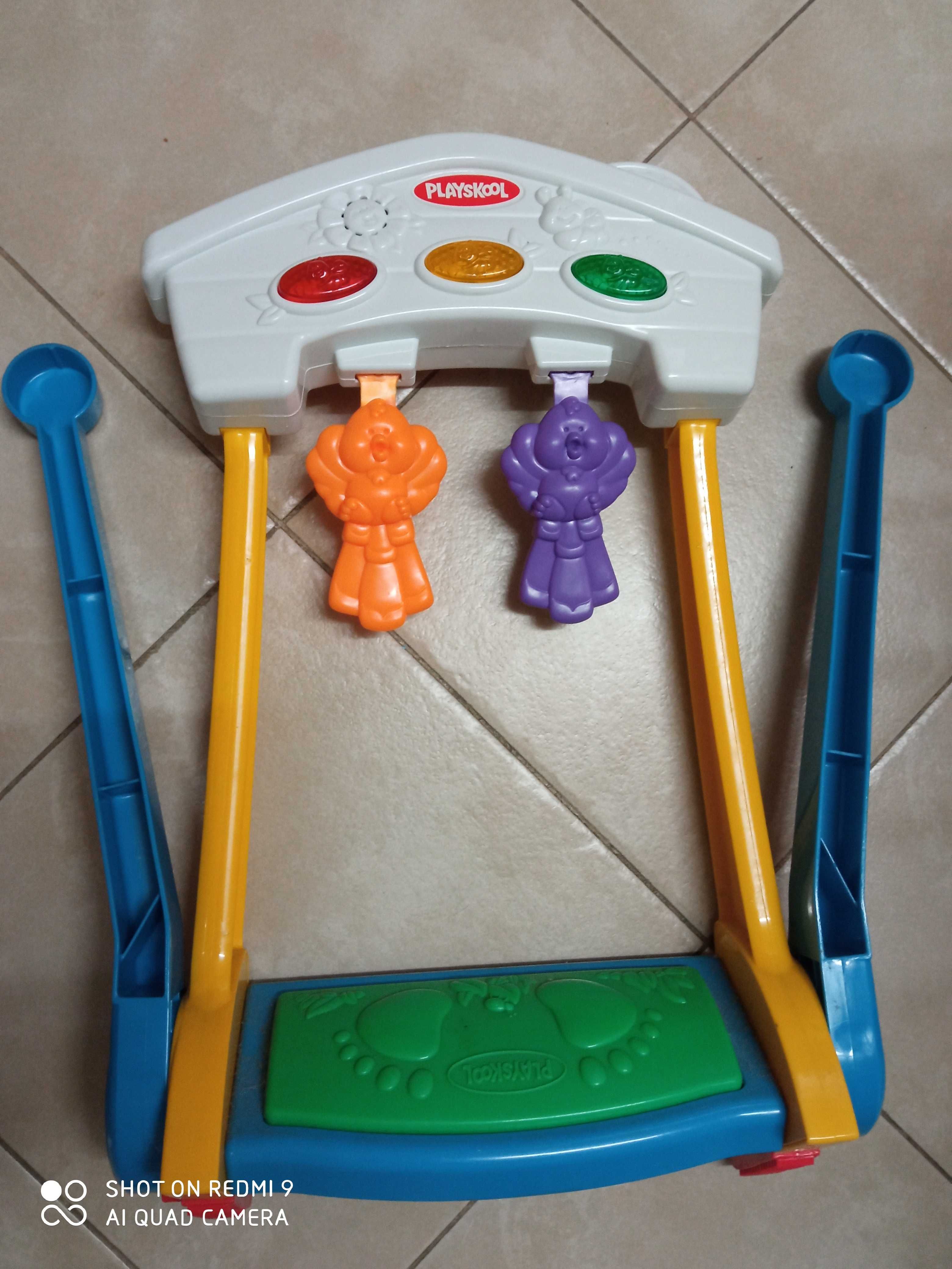 Brinquedo musical da Playskool, para brincar com os pés.