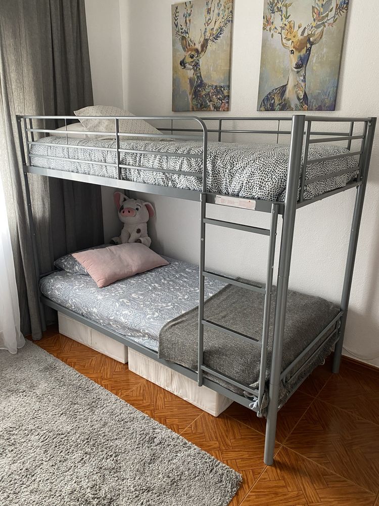 Beliche de metal com 2 camas (colchões não incluidos)