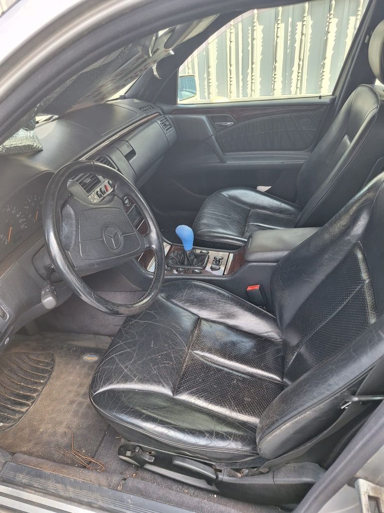 Mercedes-Benz E200 acidentado