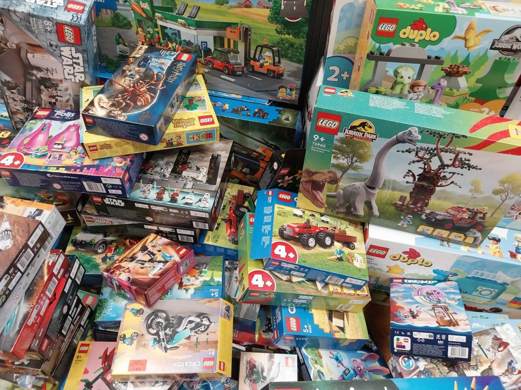 pudełka i instrukcje od zestawów Lego