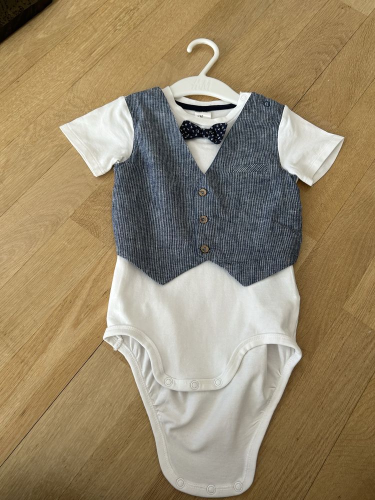 Eleganckie body z kamizelką i muszką r. 98