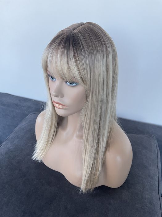 Peruka wlosy syntetyczne wygladaja jak naturalne proste blond grzywką