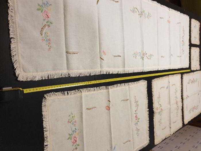 Panos bordados antigos para decoração de mesas