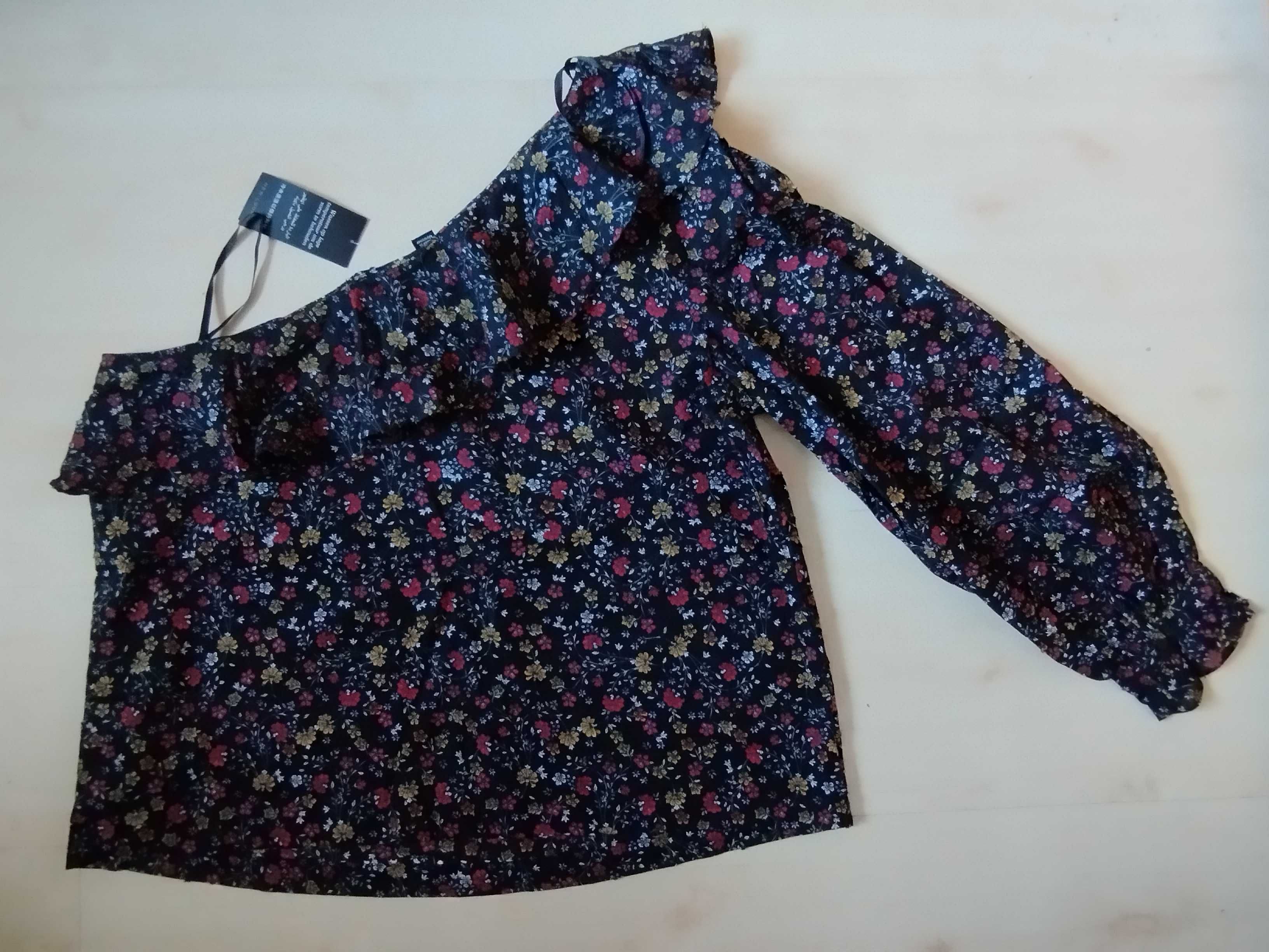 czarna hiszpanka na jedno ramię xxl kwiatki łączkę drobny floral print