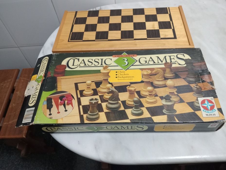 Jogo de tabuleiro em madeira  xadrez damas e gamão