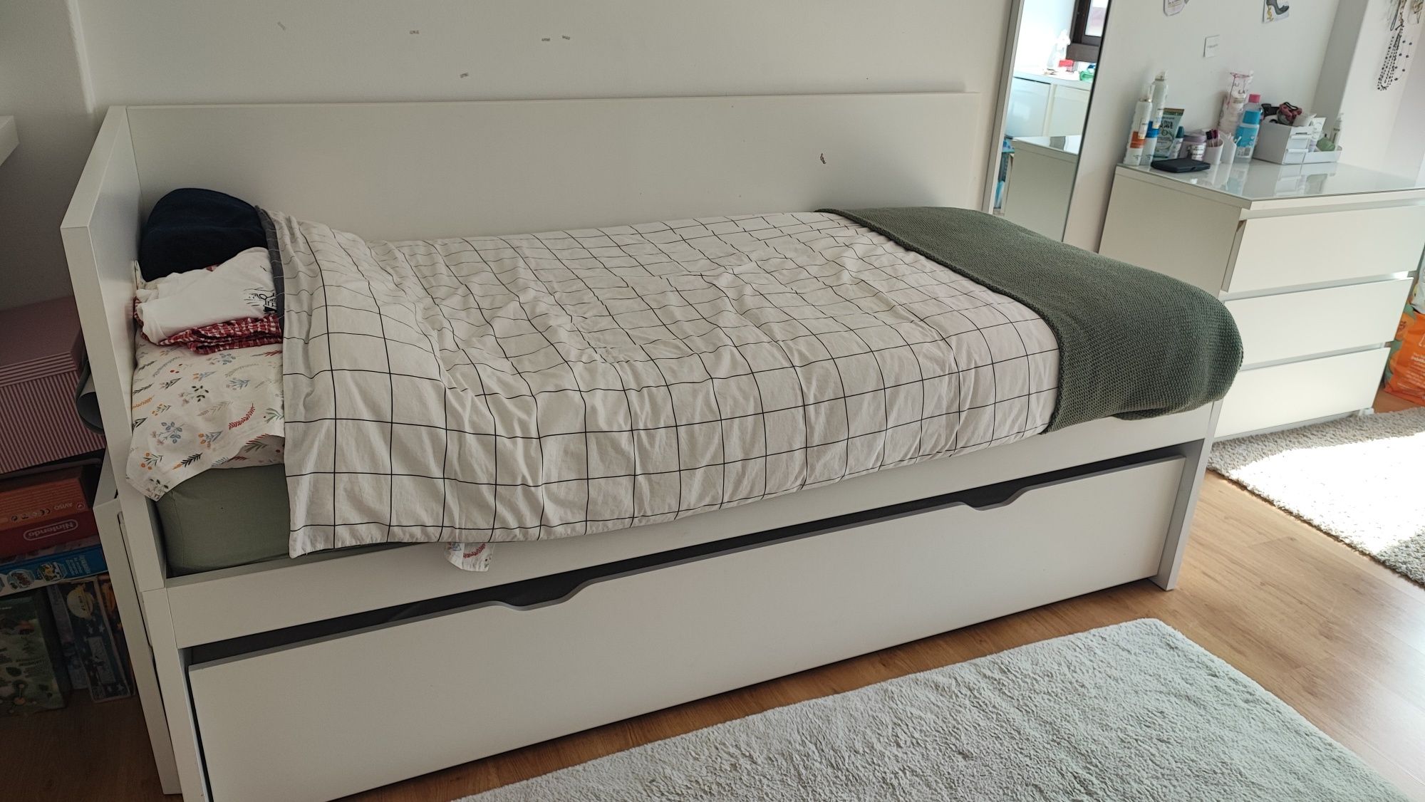 Cama criança com gaveta cama de 2070 mm por 970mm com colchões.
