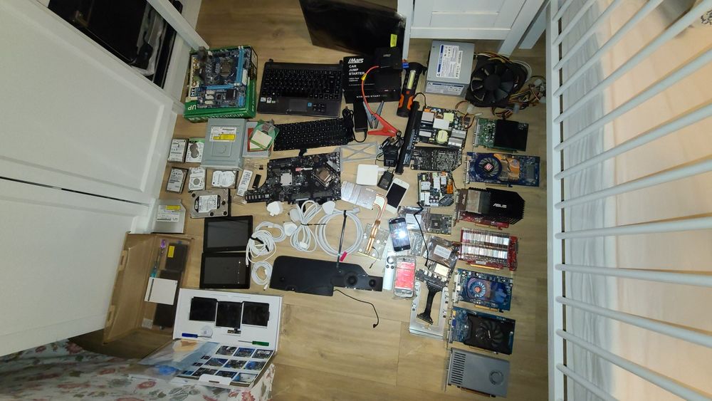 Pudło pełne elektroniki